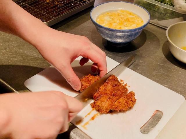 揚げたてのトンカツをタレに漬けてから切り、半熟卵の上に盛れば完成／FUKUYAカツ丼