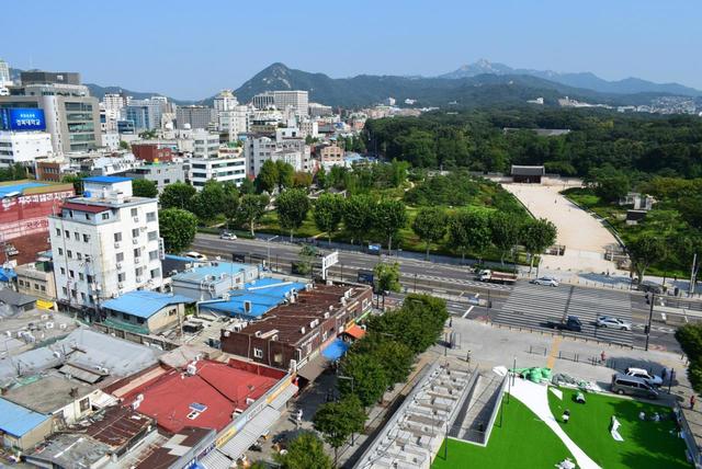 人気ドラマ『ヴィンチェンツォ』の舞台になった世運商街の北端にあるビル屋上からの風景。今回歩くエリアは写真の手前左手、低層階の工場や専門店が集まっているところ