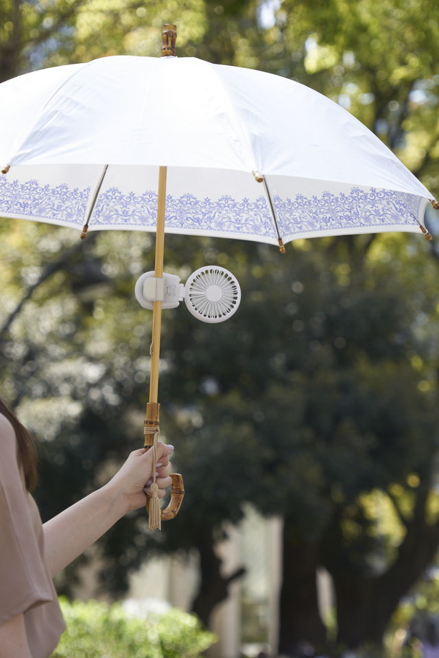 使用イメージ：コンパクトサイズなのに大風量。クリップとマグネットがついているためハンズフリーで使えます。