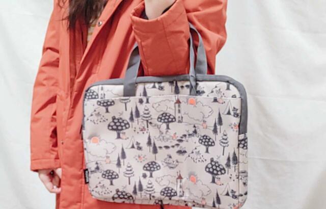 手提げ部分に余裕があるので、コートの上からでも♪