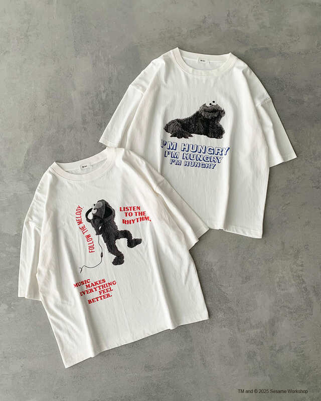 【SM2×セサミストリート】【SESAME STREET meets SM2】「フォトプリントTシャツ」カラー:レッド/ブルー、価格:¥4,950/ロゴの差し色がアクセント