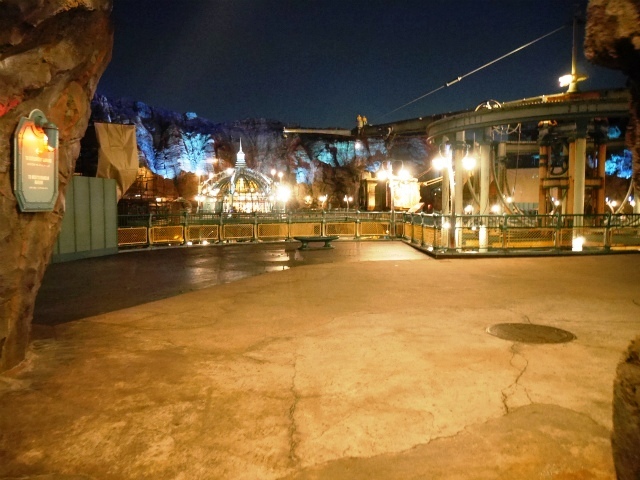 改修中で人通りもまばらなミステリアスアイランド。©Disney