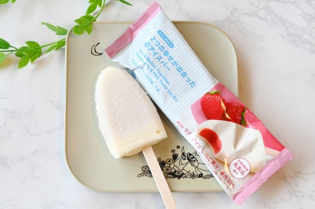 【ウエルシア／「2つの幸せが出会った苺アイスバー」（194円）】いちごのアイスには、つぶつぶの果肉が含まれていて食感も◎です