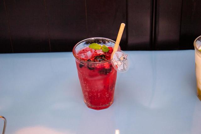 ＜イーヨー＞ベリーソーダ 979円