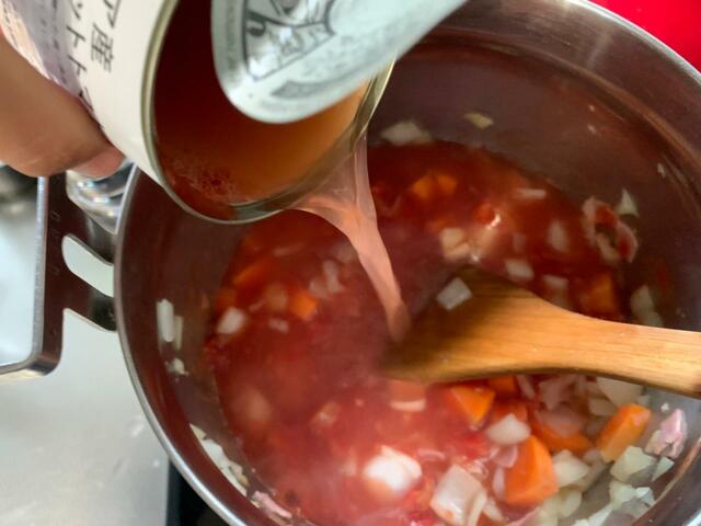 【手間抜きミネストローネ】水の量はトマト缶の空き缶で量って