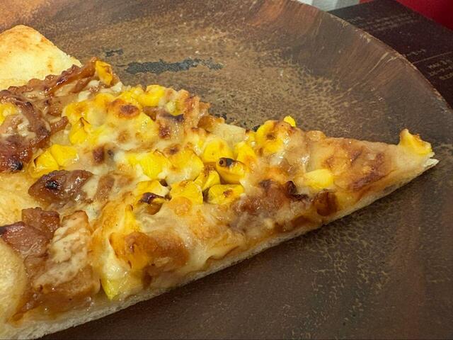 【ロピア テリヤキチキンピザ】見てこのコーンの密集度！焼き目もこんがり♪
