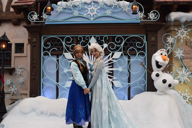 専用ステージにはオラフの姿も ©Disney