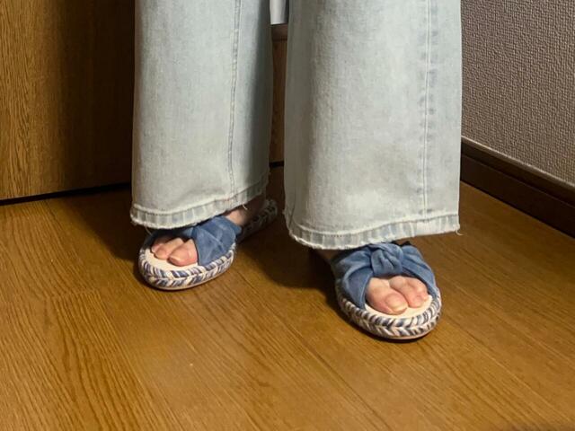【H&M ノットディテール エスパドリーユスライドサンダル】デニムと合わせて、デニムonデニムのようにしてみました