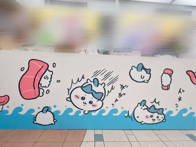 レジ台下の装飾。お寿司を持って盛大に転んでしまうハチワレが大量発生！