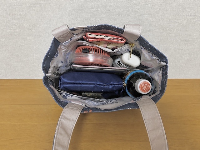 【丸眞 ムーミンミニバッグ(晩夏)】600mlペットボトル、ポーチ、折りたたみ日傘、ハンディファン、電子書籍リーダー、財布、ティッシュ、ハンカチが入りました!