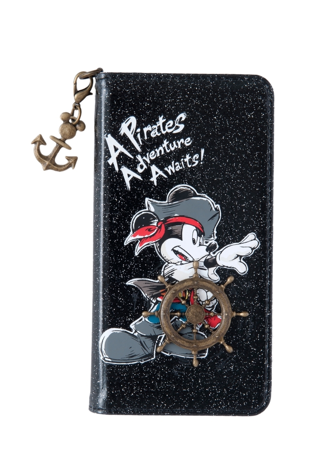 スマートフォンケース ¥3,300 ※（閉じた状態）縦約15×横約8×厚さ約1.5cm、（開いた状態）縦約15×横約17cm 各種スマートフォン対応｜東京ディズニーシー「ディズニー・パイレーツ・サマー」2018年