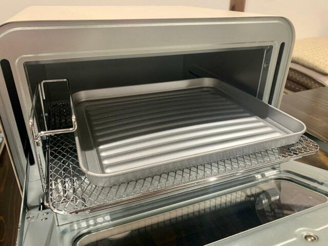【アイリスオーヤマ スチームカーボントースター】受け皿も大きめ