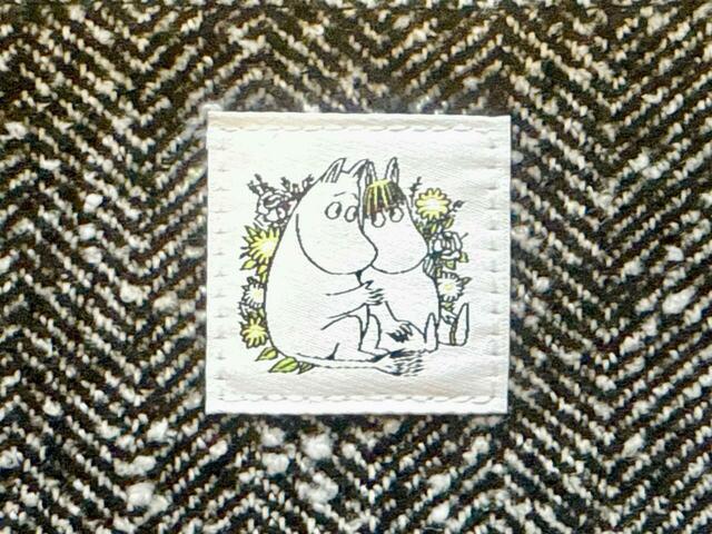 フロントにムーミンとスノークのおじょうさんの織りタグつき！