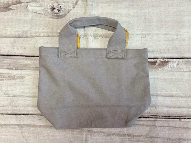 バックは装飾がないシンプルなデザイン