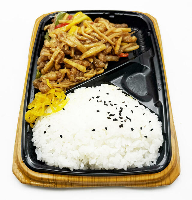 チンジャオロースの照りがとにかく食欲を誘います