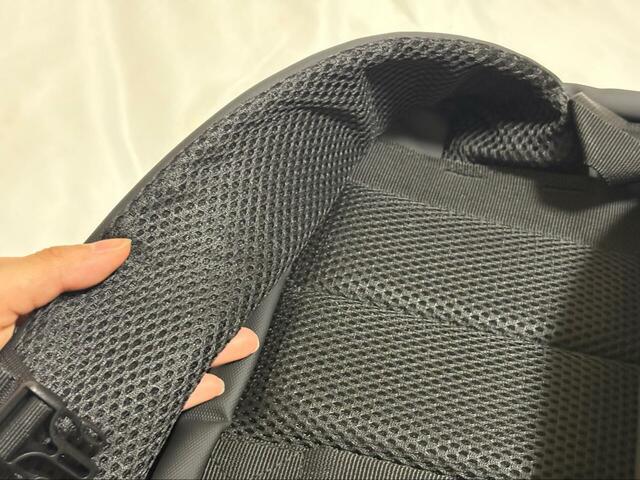 【3COINS  4パーテーション2WAYリュック／MENS 】背面とショルダーベルトはメッシュになっていて通気性も良いです◎