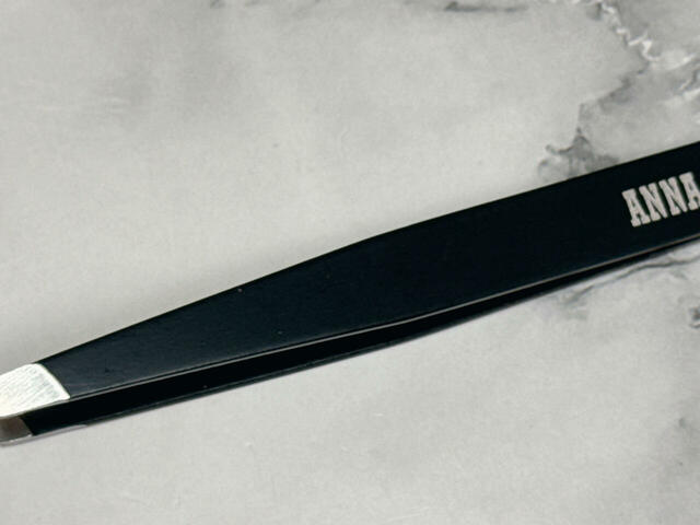 ステンレス製の毛抜き。マットなブラックがおしゃれ!