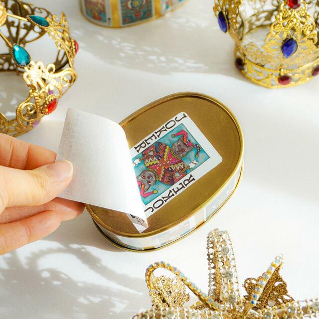 「缶の裏面に『ねこトランプ』のジョーカーが現れる仕掛け」＜価格：1,980円（税込）＞【心ときめく“ガラス絵缶”にヘルシークッキー入り♪2025年バレンタイン限定『ネコのトランプ缶』新発売！】