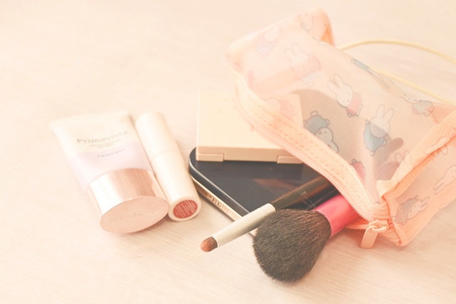 【宝島社『素敵なあの人 2026年3月号』特別付録】基本的なコスメはしっかり入る大容量。長さのあるものは一部難しいものもありました。