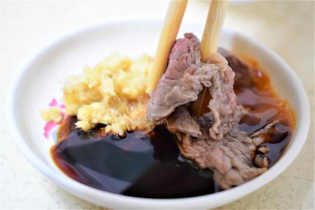 スープから肉をつまんで醤油膏とショウガでいただく。至福のひとときだ