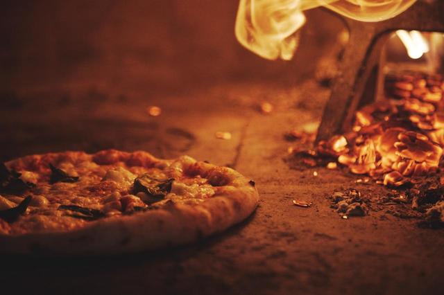 ピッツアを焼く薪窯／No.4