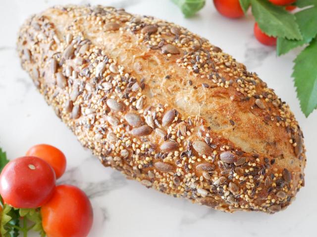 見た目ずっしり、持ってずっしり！パン・グレーネ／756円（税込）