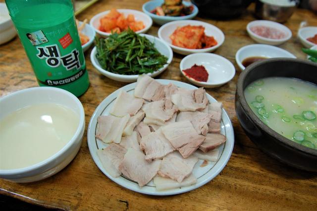 釜山の茹で豚専門店のテジポッサムと数種のキムチ