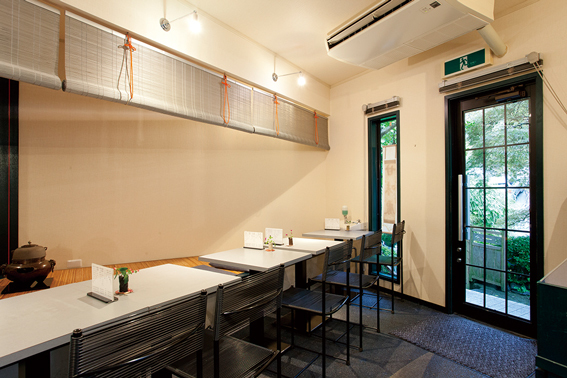 茶房 雲母／竹取物語をイメージしたという、和モダンな雰囲気の店内。