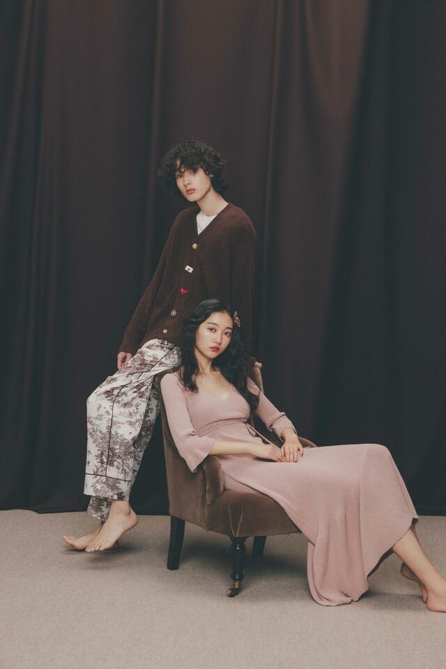 【SNIDEL HOME（スナイデル ホーム）】レディース■【Melty】カシュクールニットワンピース価格：10,780円　メンズ■【Melty】バレンタインニットカーディガン価格：9,130円　■【Warm Satin】トワルドジュイロングパンツ価格：9,130円