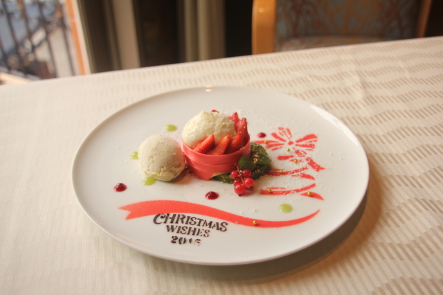 東京ディズニーシー・ホテルミラコスタ「オチェーアノ」“クリスマス・ウィッシュ”ランチコース 2015年 - 「苺のコンフィとバニラムースリーヌ ピスタチオアイスクリームと共に」