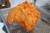 高雄の夜市で売っていた唐揚げ。男性の手のひらくらい大きい
