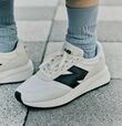 【「niko and ...」New Balance別注カラースニーカー】「NB U370」黒のアクセントが光るスタイリッシュなデザイン