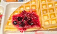 【BUNDOZA】今回はワッフルにメープルシロップとブルーベリーソースを添えていただきました