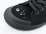 【無印良品 撥水キャンバススニーカー】霧吹きで水をかけてもしっかり弾き、内側に染み込みません!