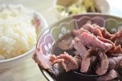 台南の行列店『六千牛肉』牛肉湯。新鮮な赤身肉に牛肉スープを注いだだけのシンプルな食べ物