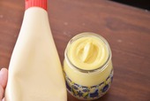通常のキユーピーマヨネーズと比較するとこの色の違い!