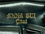 前面上部には「ANNA SUI mini」のアンティークゴールドのメタルチャーム付き♪