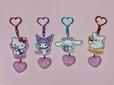 【コンビニ限定 サンリオキャラクターズ アクリルチャーム】ハート型チャームには楽しい仕掛けが。太陽光で色がホワイトからピンクに変化します♪