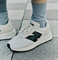 【「niko and ...」New Balance別注カラースニーカー】「NB U370」黒のアクセントが光るスタイリッシュなデザイン