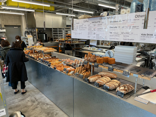 【ビースクエアード】オープンキッチンの手前においしそうなパンが並んでいる