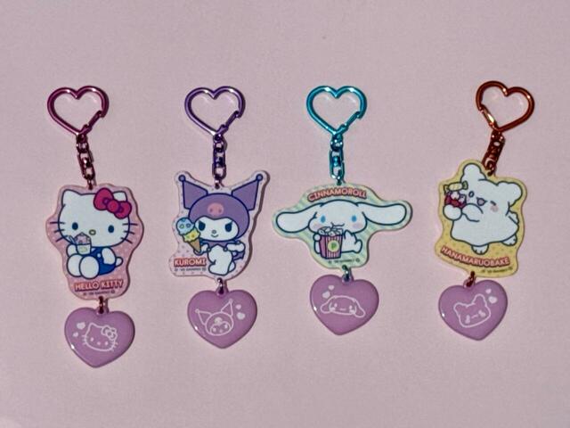 【コンビニ限定 サンリオキャラクターズ アクリルチャーム】ハート型チャームには楽しい仕掛けが。太陽光で色がホワイトからピンクに変化します♪