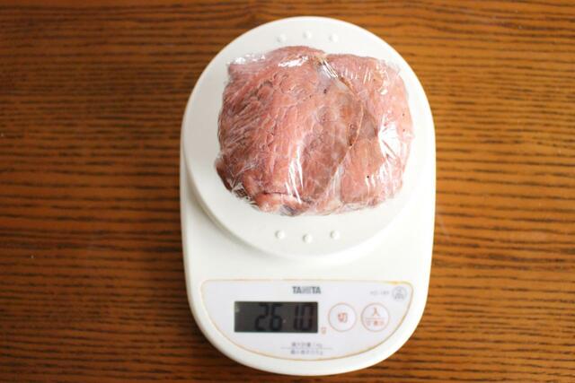 ロピア「小林さんちのおにぎり（焼豚・ローストビーフ）」　重さはなんと約260グラム