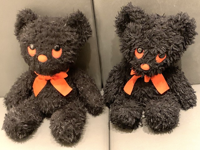 ブラック・ベアのぬいぐるみも置かれている