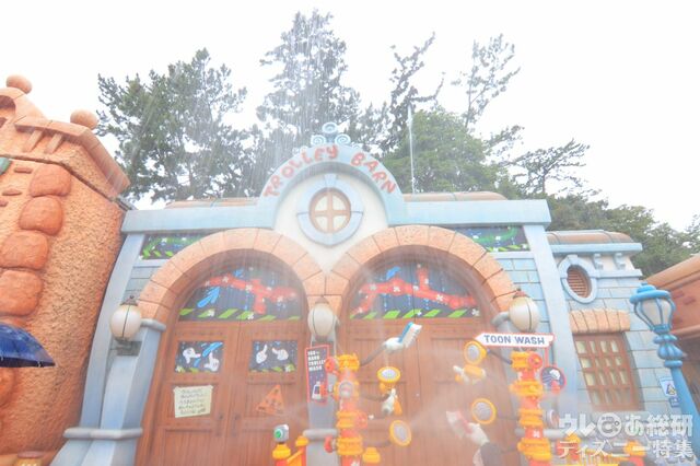 間近に行くと、スプラッシュの勢いを感じられます