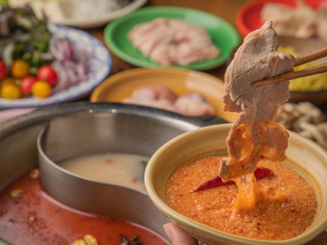 麻辣とろろで食べる2種の薬膳スープ特製火鍋
