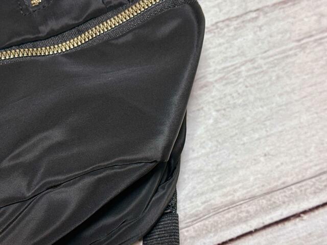 素材はポリエステル。上品な光沢感があり、おしゃれな印象の生地です