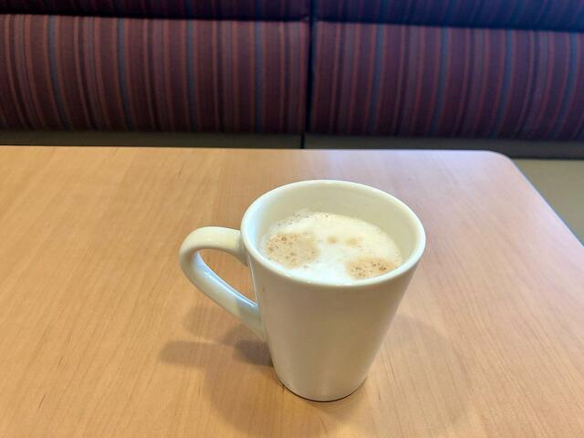 【ガスト】食後にゆっくりとカフェラテを飲みながらモーニングの余韻を楽しみます