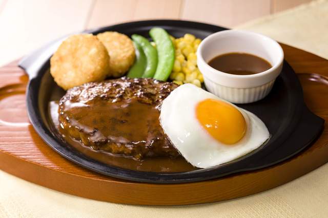 超あらびきハンバーグ 目玉焼き添え 699円