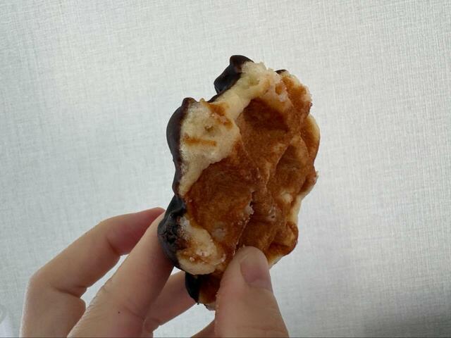 【ロピア ベルギーリエージュワッフル（チョコレートコーティング）】冷凍で保存できるので、食べたいときにすぐ楽しめます！自然解凍するだけでふんわり食感が戻ります♪