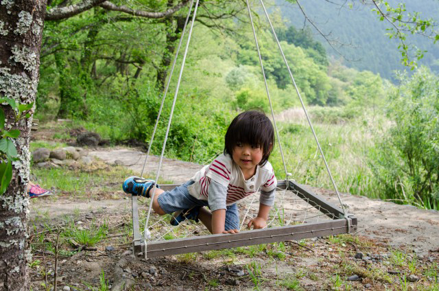 ログハウスの前には、手作り遊具も!